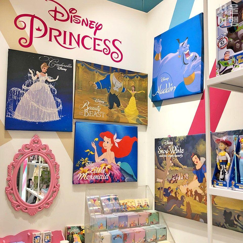 มุมเจ้าหญิงดิสนีย์ภายในร้านพร้อมภาพจากเทพนิยาย เช่น ซินเดอเรลล่า โฉมงามกับเจ้าชายอสูร และอาลาดิน